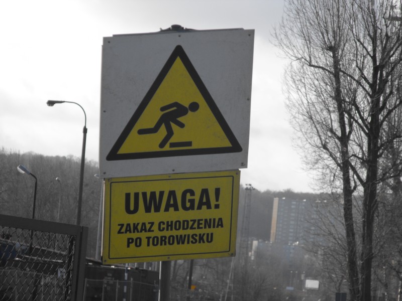 zakaz chodzenia po torowisku